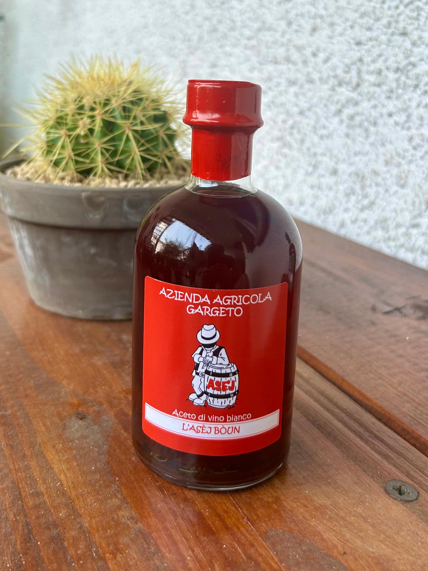 Bottiglia da 250 ml de L’Asèj Bòun, aceto di vino bianco, con etichetta e tappo rossi
